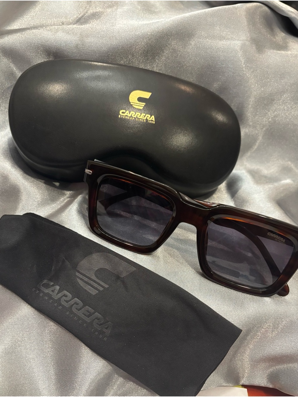 Brand New !
Carrera
Tortoise shell Sunglasses